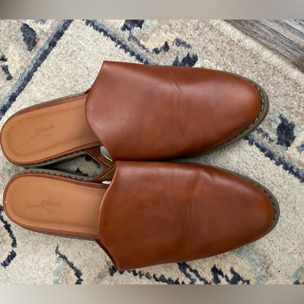 Universal threads leather slides